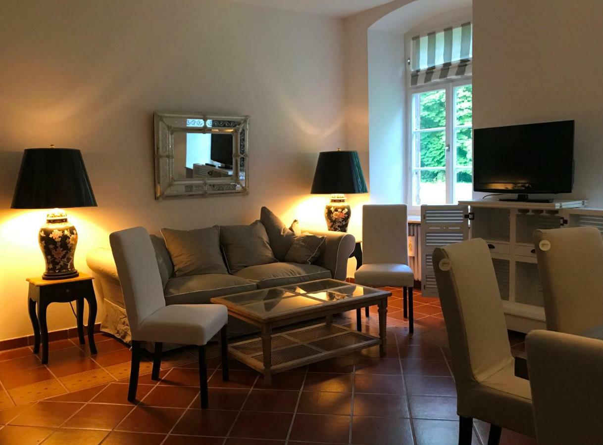 Elegantes Gaesteapartment Verano In Schloss Und Hofgut Langenzell Wiesenbach Exterior photo